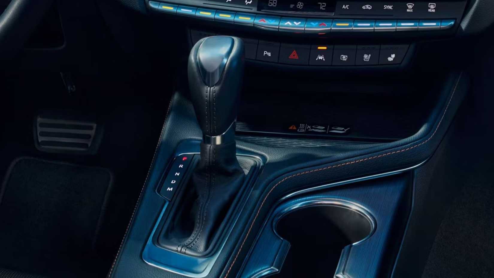 Foto do interior de um Cadillac CT4 2026 mostrando a alavanca de câmbio