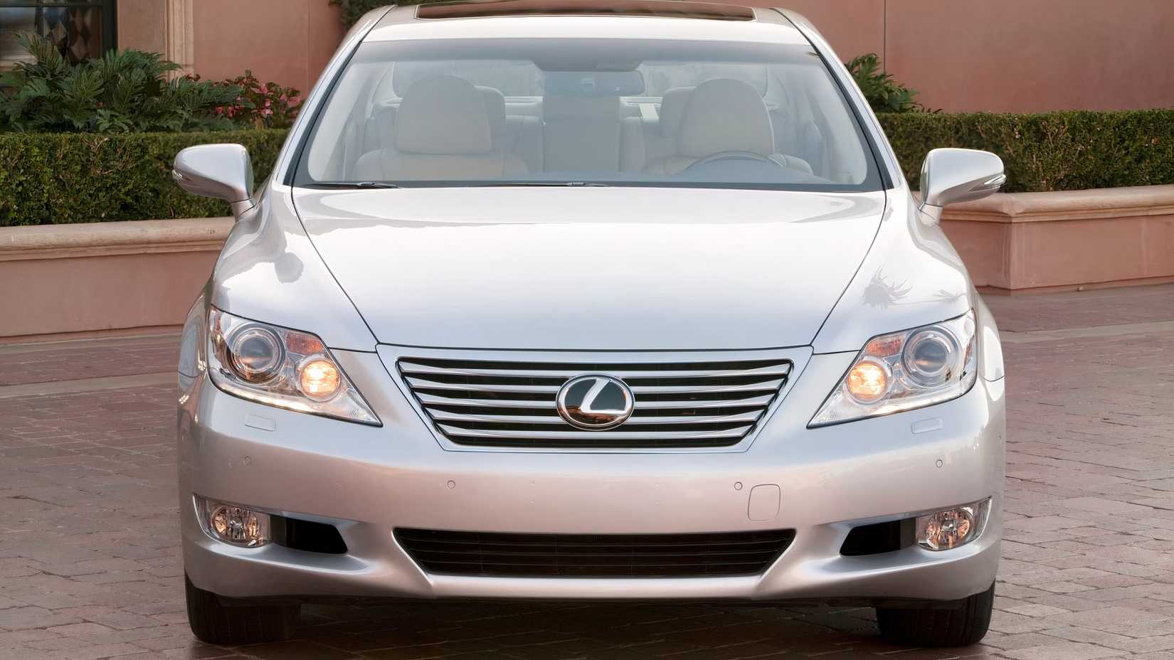 Foto frontal de um Lexus LS 2012 estacionado