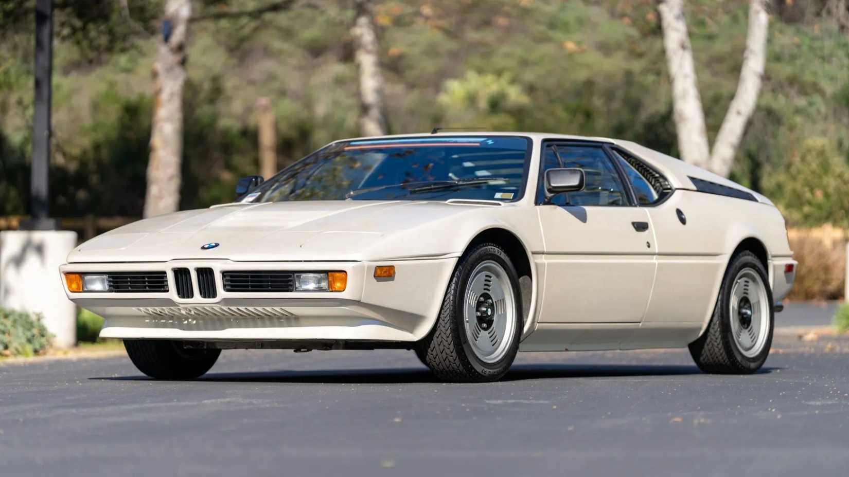 Foto frontal 3/4 de um BMW M1 1979 na garagem