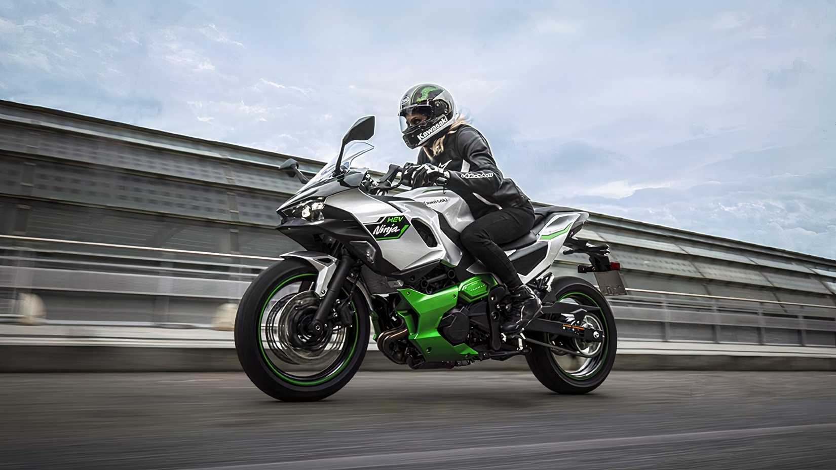 Foto lateral de uma Kawasaki Ninja 7 Hybrid 2024 andando na rodovia