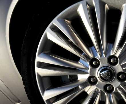 Close do volante de um Jaguar XK 2011