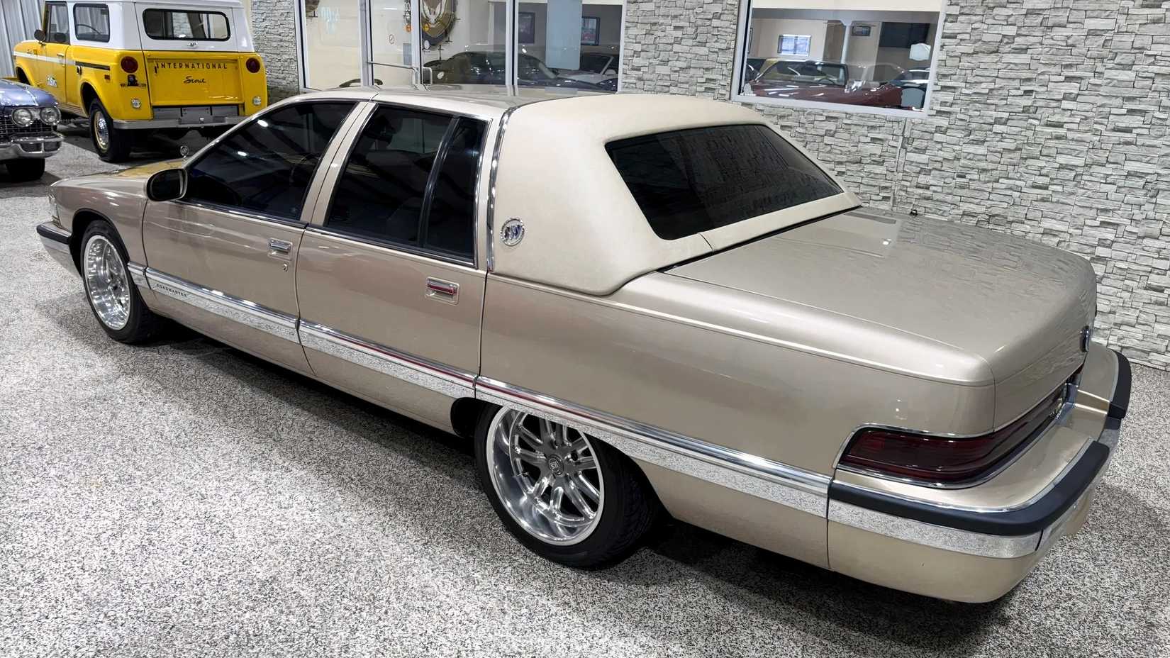 Foto traseira 3/4 de um Buick Roadmaster 1995 estacionado na garagem