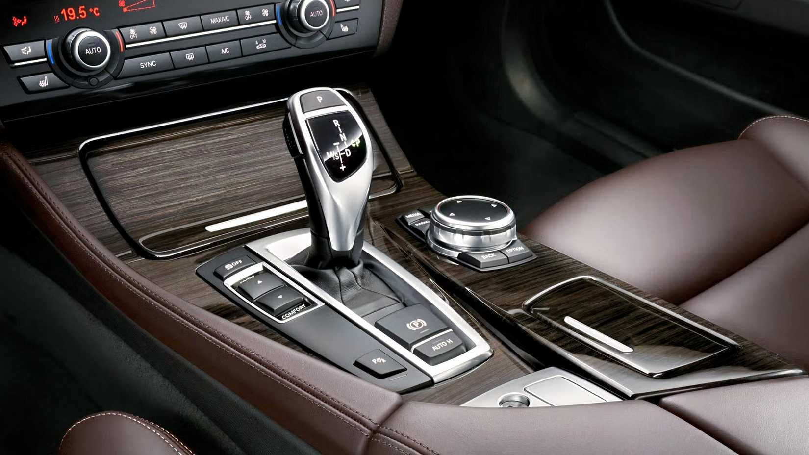 Foto do interior de um BMW Série 5 2016 mostrando o console central