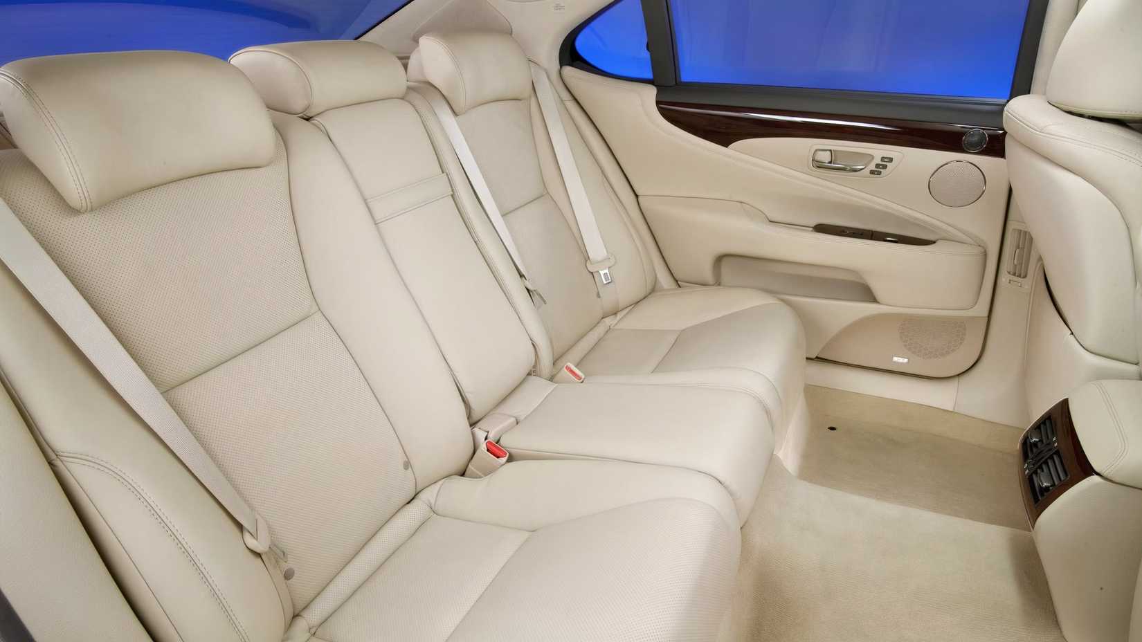 Foto do interior de um Lexus LS 2012 mostrando os bancos traseiros