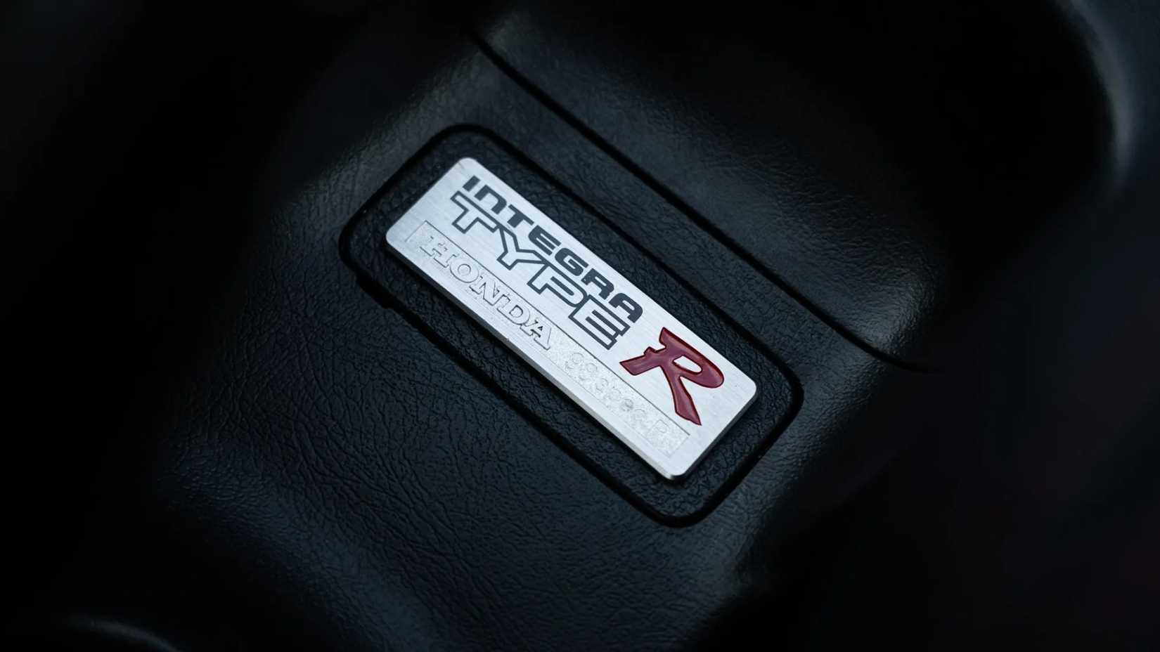 Foto do interior de um emblema do Acura Integra Type R 1999