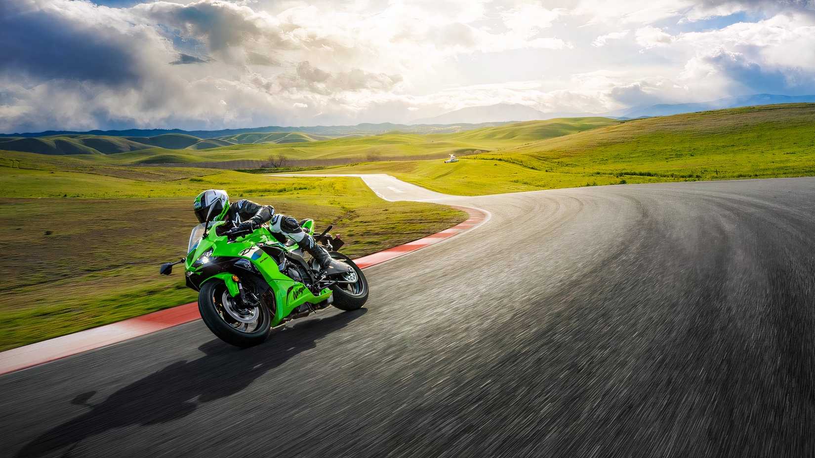 Foto frontal de uma Kawasaki Ninja ZX-6R 2026 fazendo curvas na pista