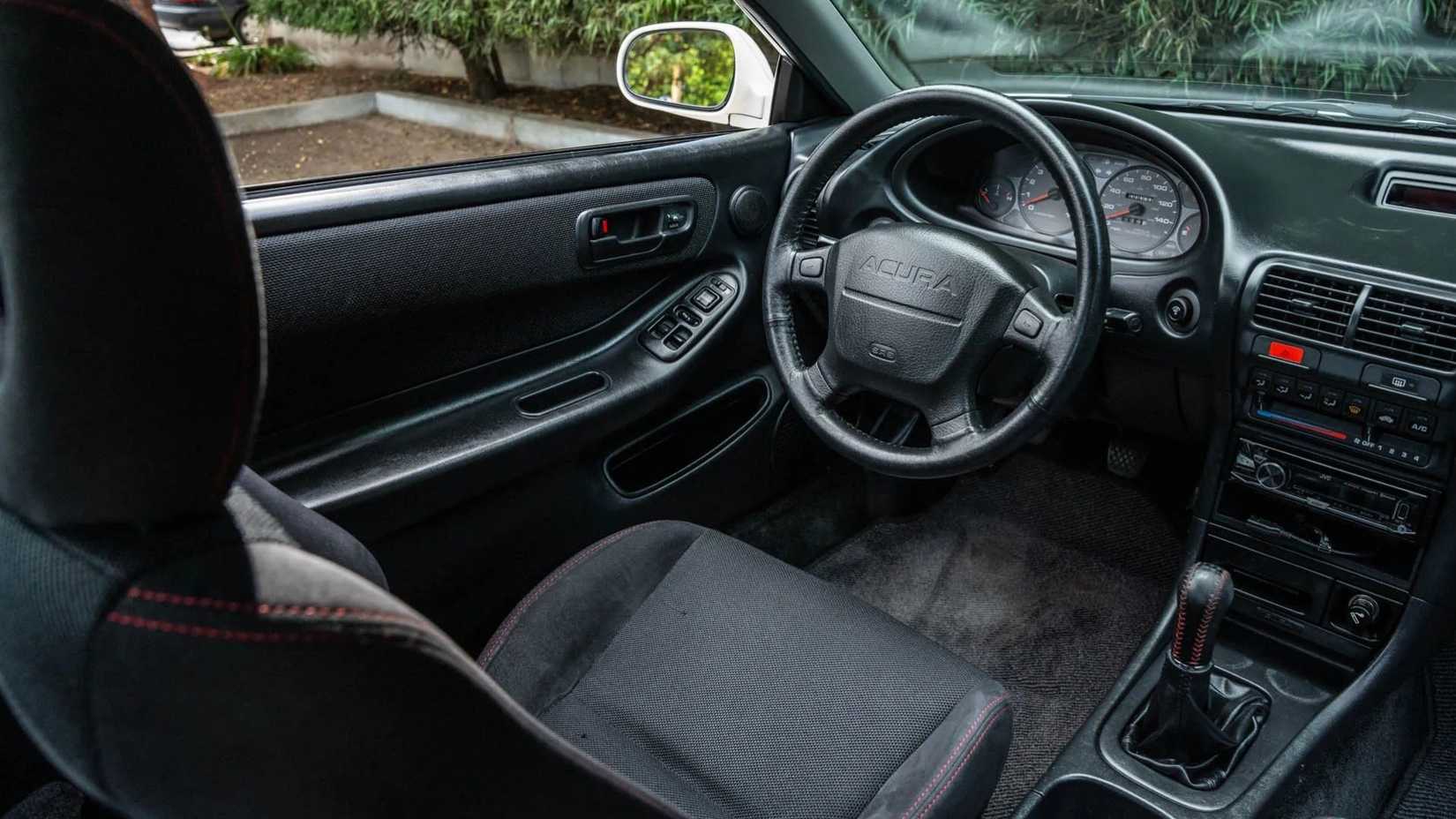 Foto do interior de um Acura Integra Type R 1997 mostrando a cabine dianteira