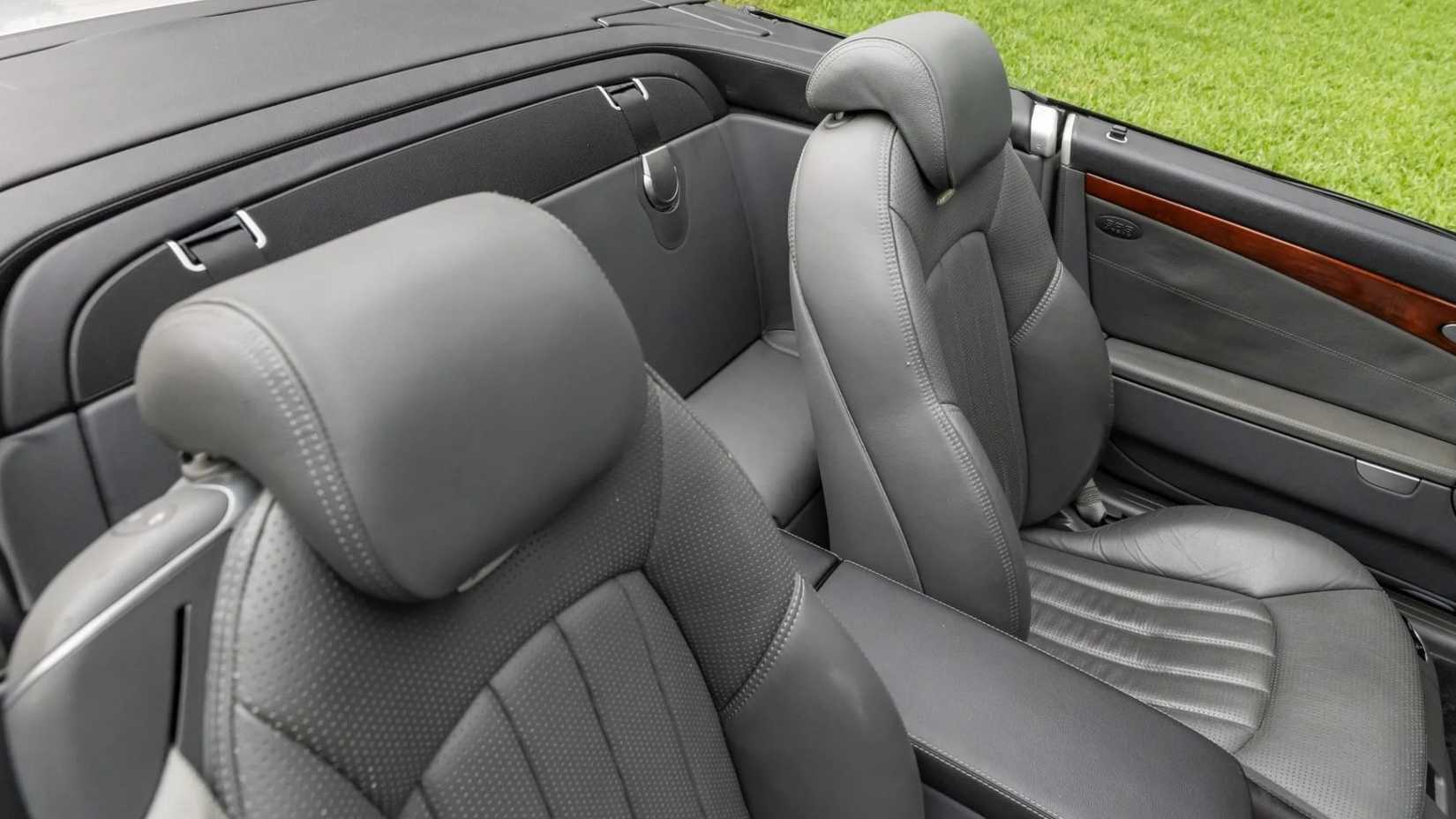 Foto do interior de um Mercedes-Benz SL 55 AMG 2004 mostrando os bancos dianteiros
