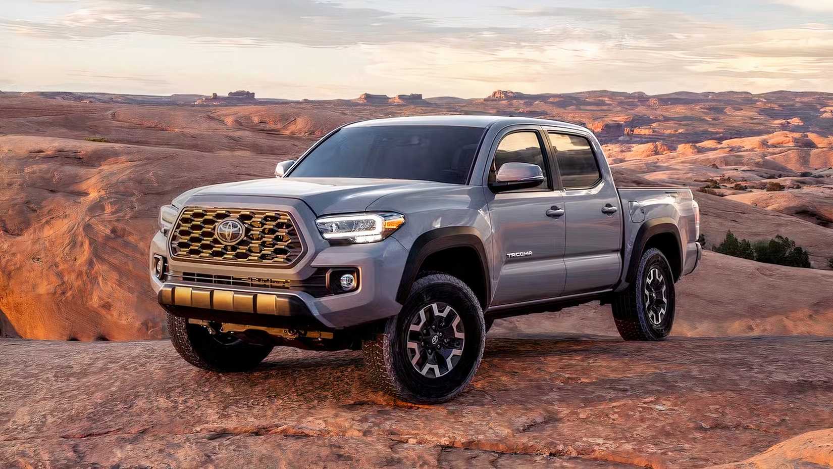 Foto frontal 3/4 de um Toyota Tacoma 2020 estacionado fora de estrada