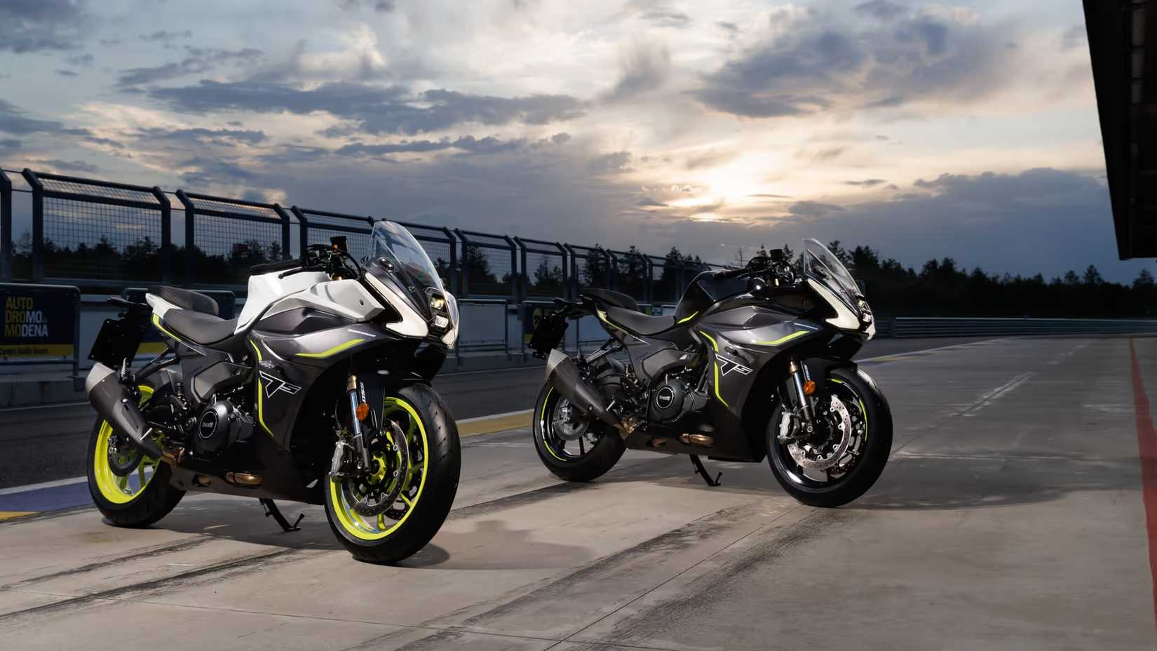 Dois Benelli Tornado 550 estacionados no Pitlane