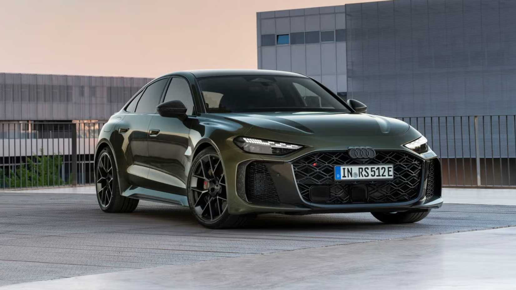 2027 Audi RS5 Sportback Front 3/4 ângulo estacionado no lote