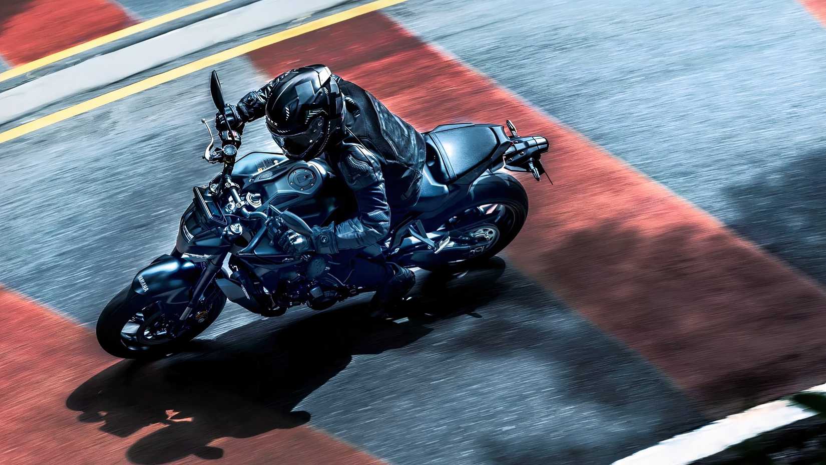 Uma Yamaha MT-09 preta andando à noite