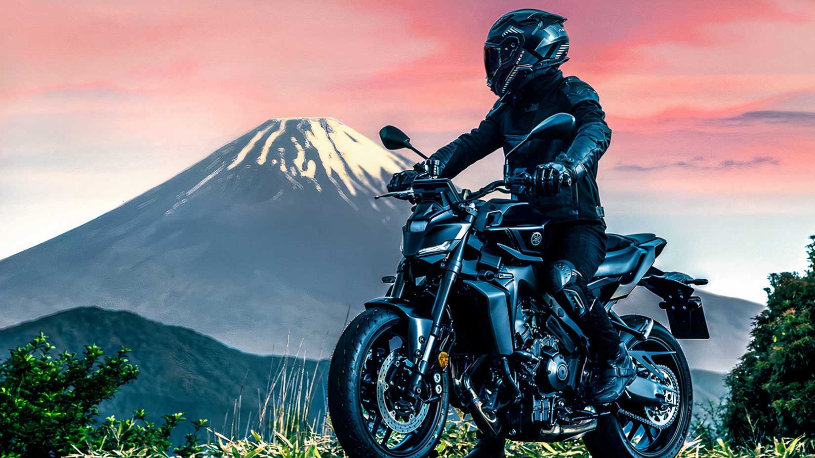 Piloto em uma Yamaha MT-09 em frente a uma montanha