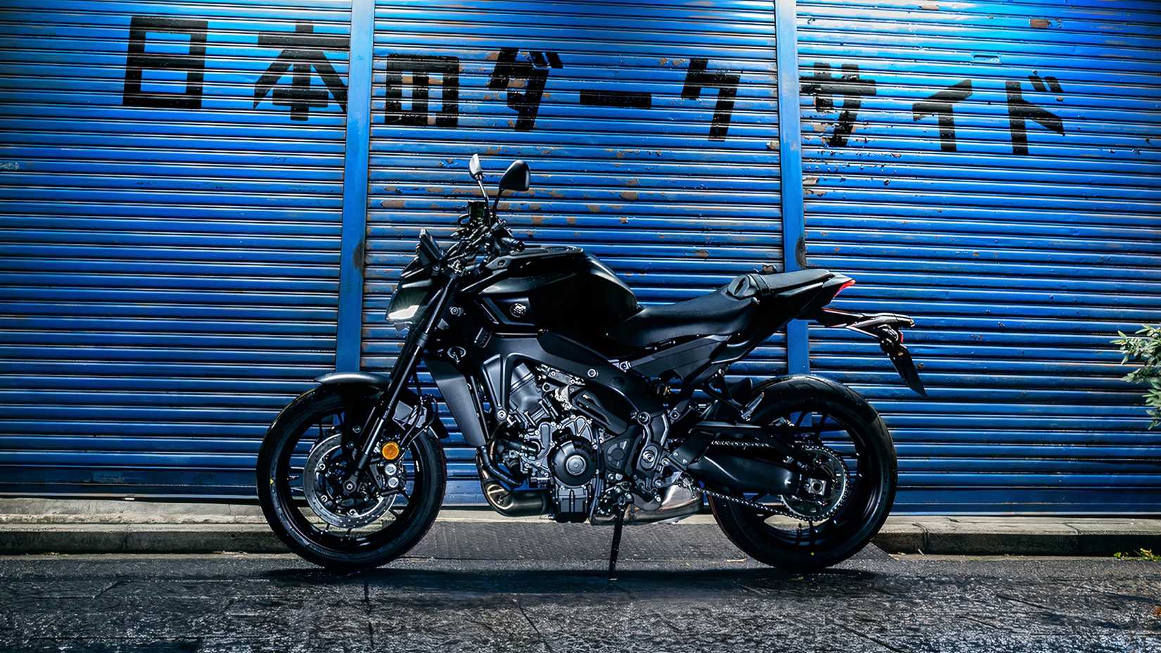 Uma Yamaha MT-09 preta estacionada num ambiente urbano