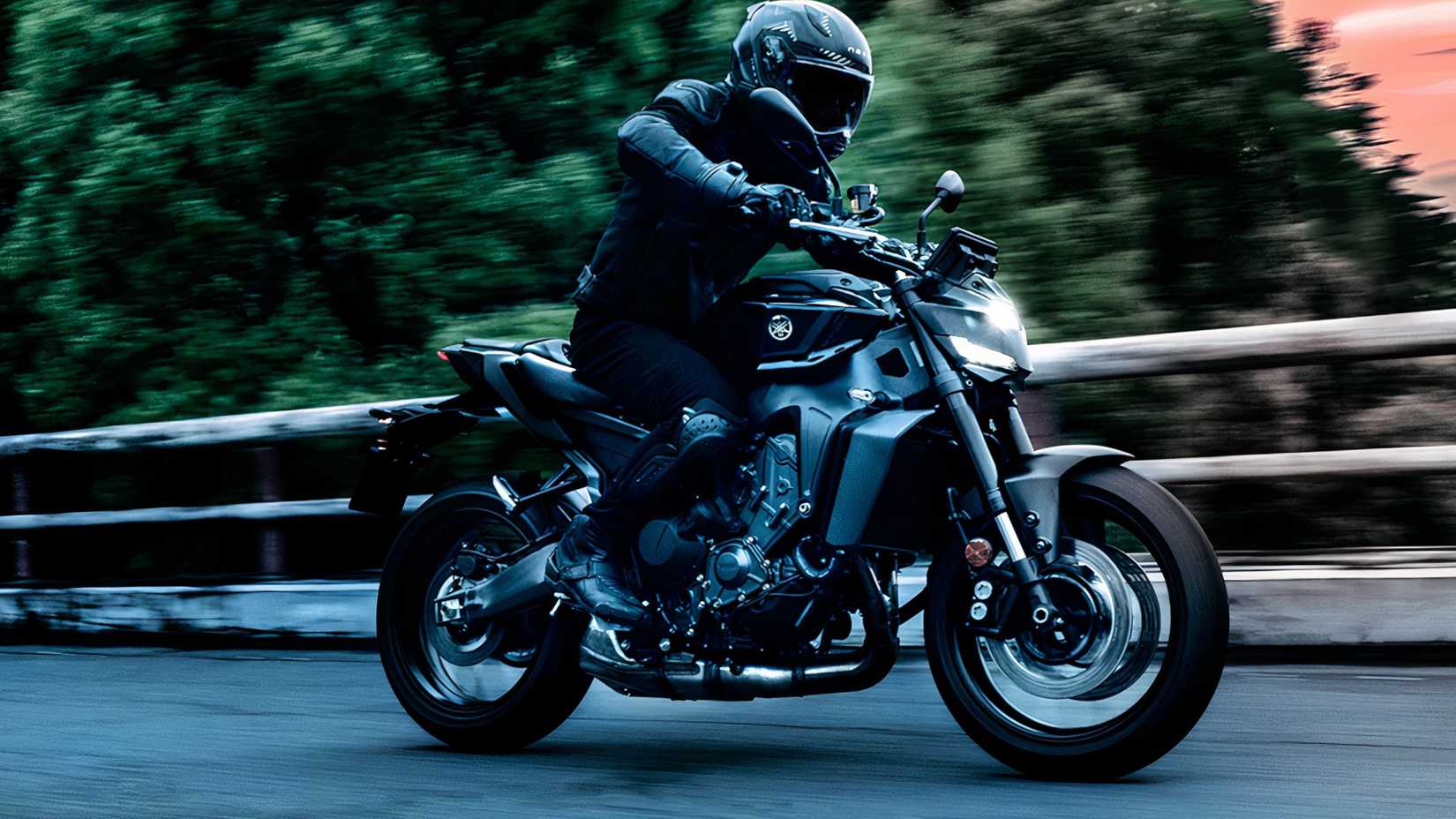 Piloto andando agressivamente em uma Yamaha MT-09 preta