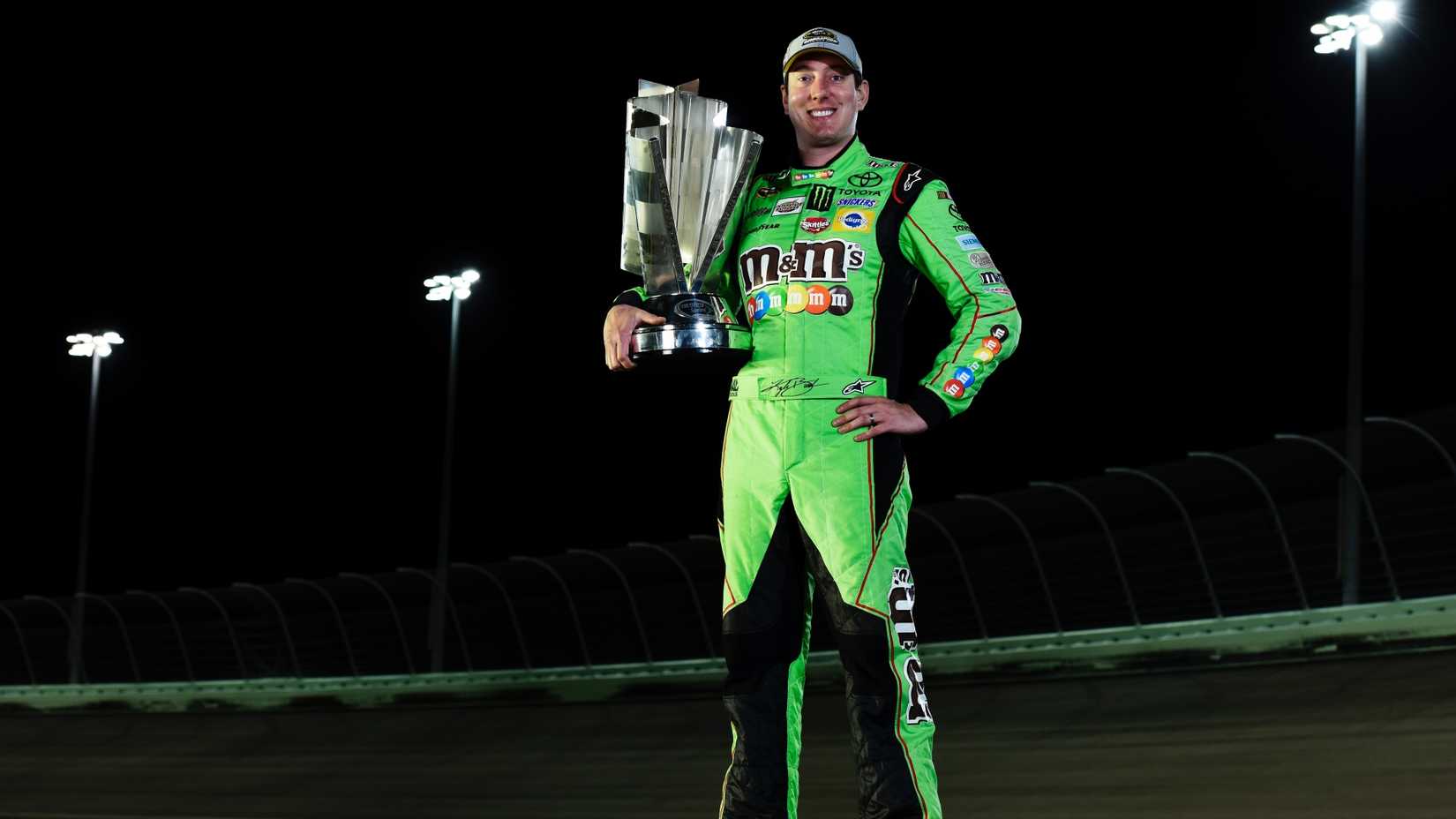 O campeão da NASCAR Sprint Cup Series, Kyle Busch, piloto do #18 M&M's Crispy Toyota, posa para um retrato no Homestead-Miami Speedway em 22 de novembro de 2015 em Homestead, Flórida.