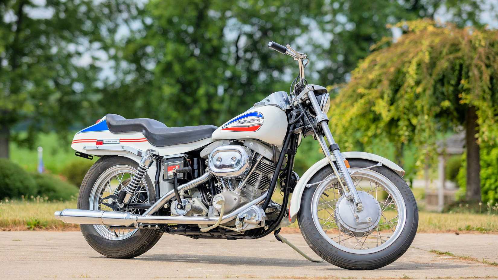 Foto frontal da Harley-Davidson FX Super Glide branca 1971