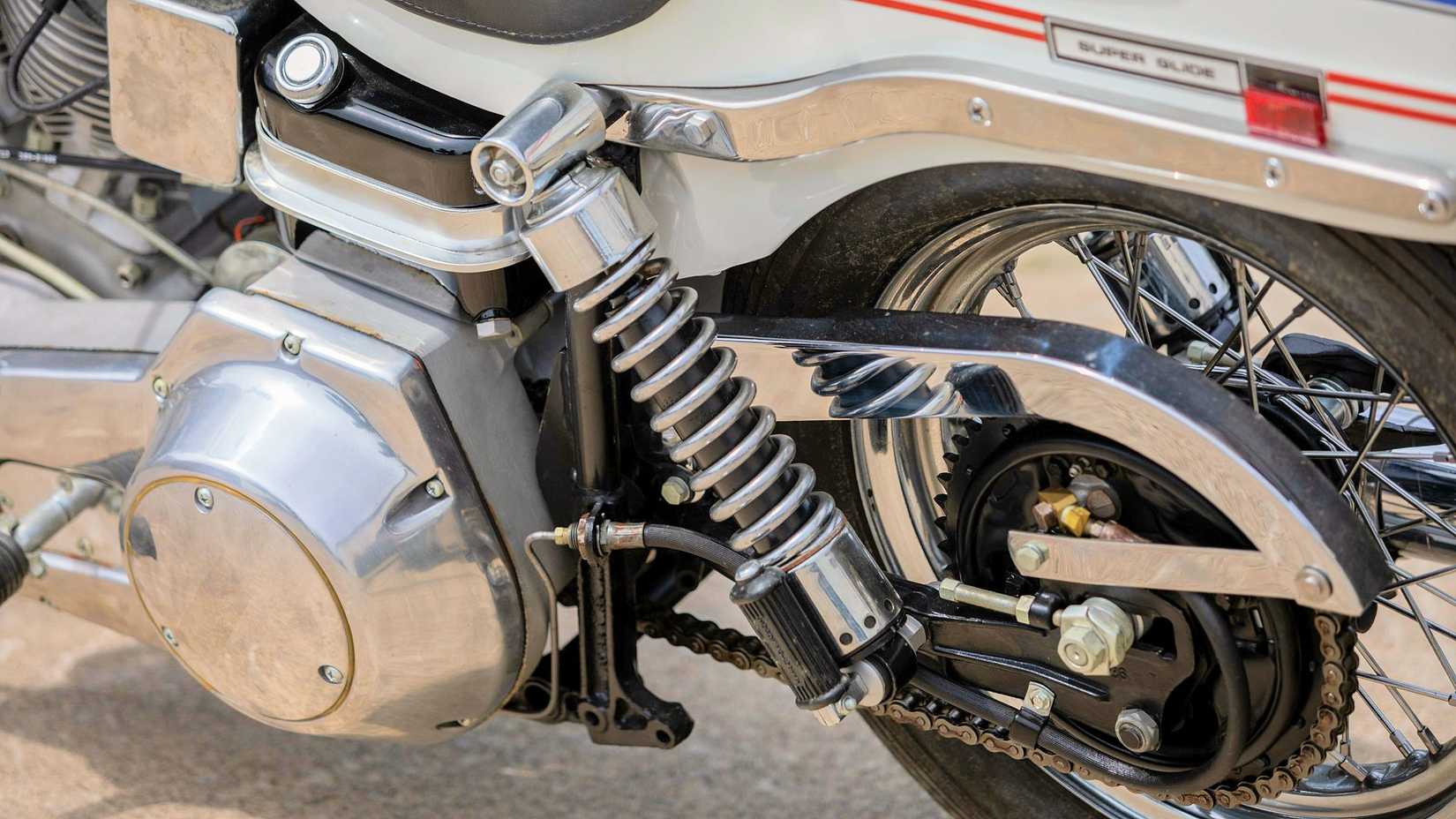 Detalhe em close da suspensão traseira Harley-Davidson FX Super Glide 1971