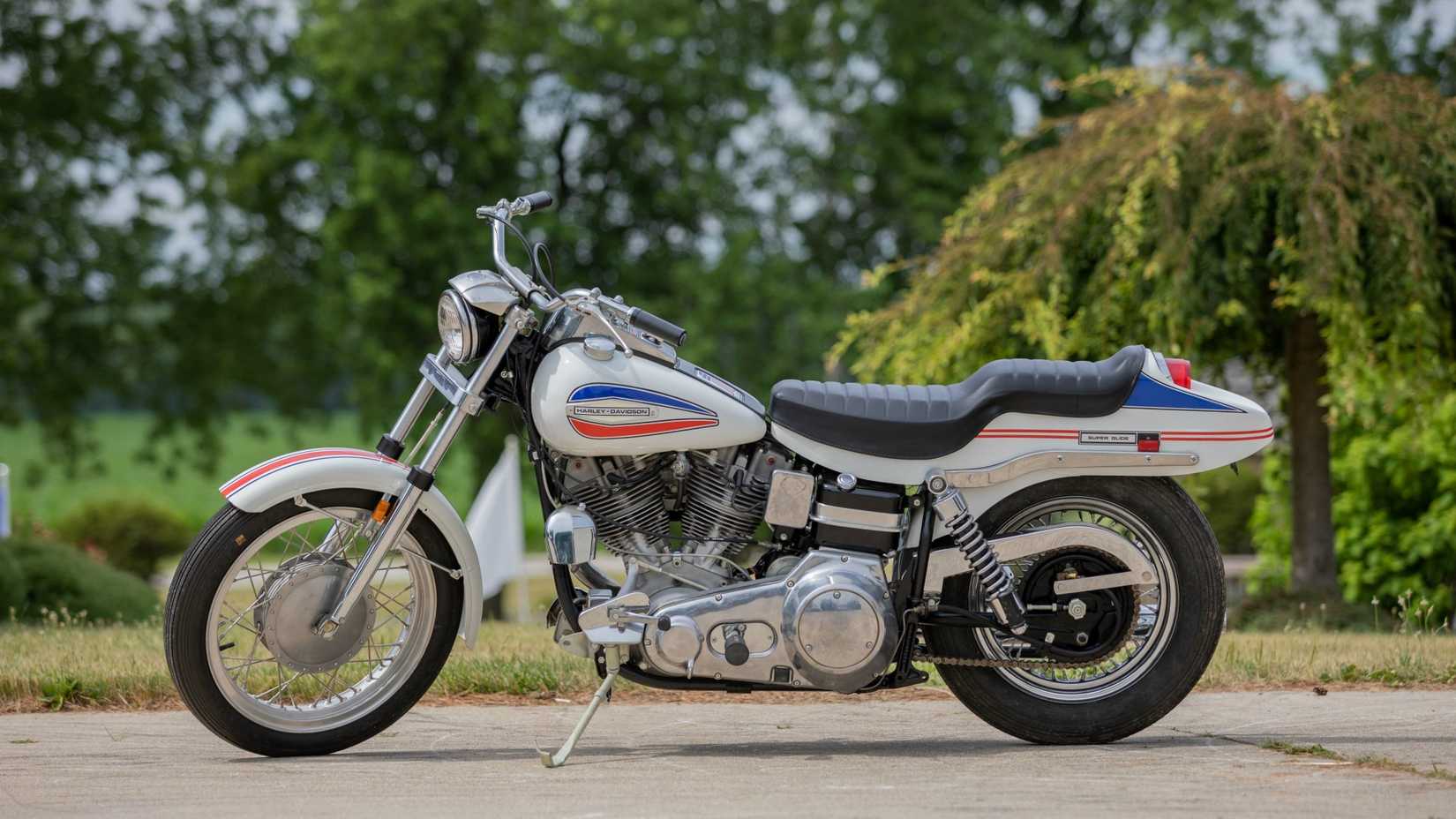 Harley-Davidson FX Super Glide branca 1971 estacionada na estrada