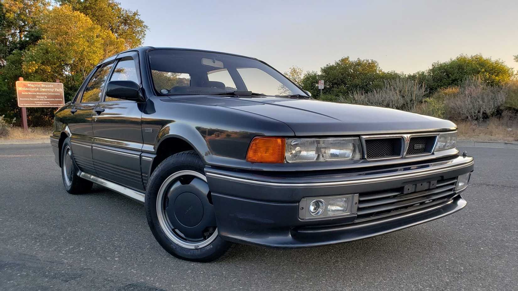 Um Mitsubishi Galant AMG Tipo II 1991 estacionado na rua