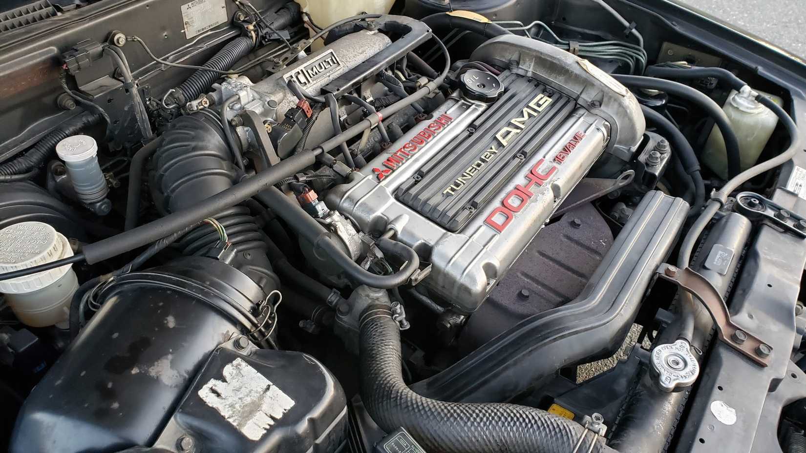 Uma foto detalhada do motor do Mitsubishi Galant AMG Tipo II 1991