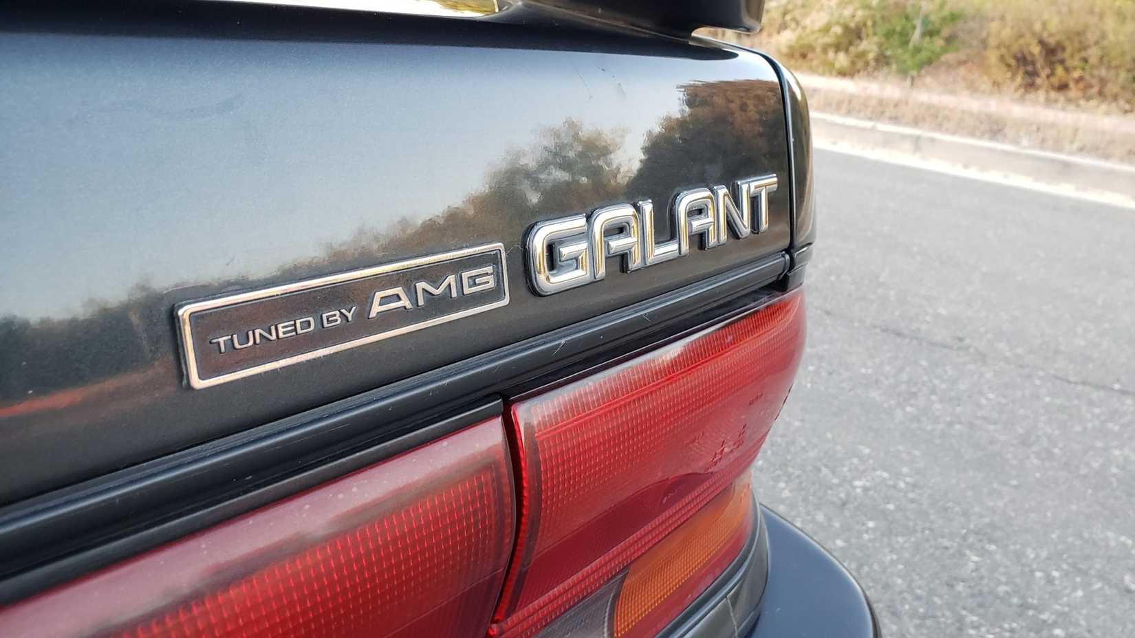 Uma foto detalhada do emblema do Mitsubishi Galant AMG Tipo II de 1991