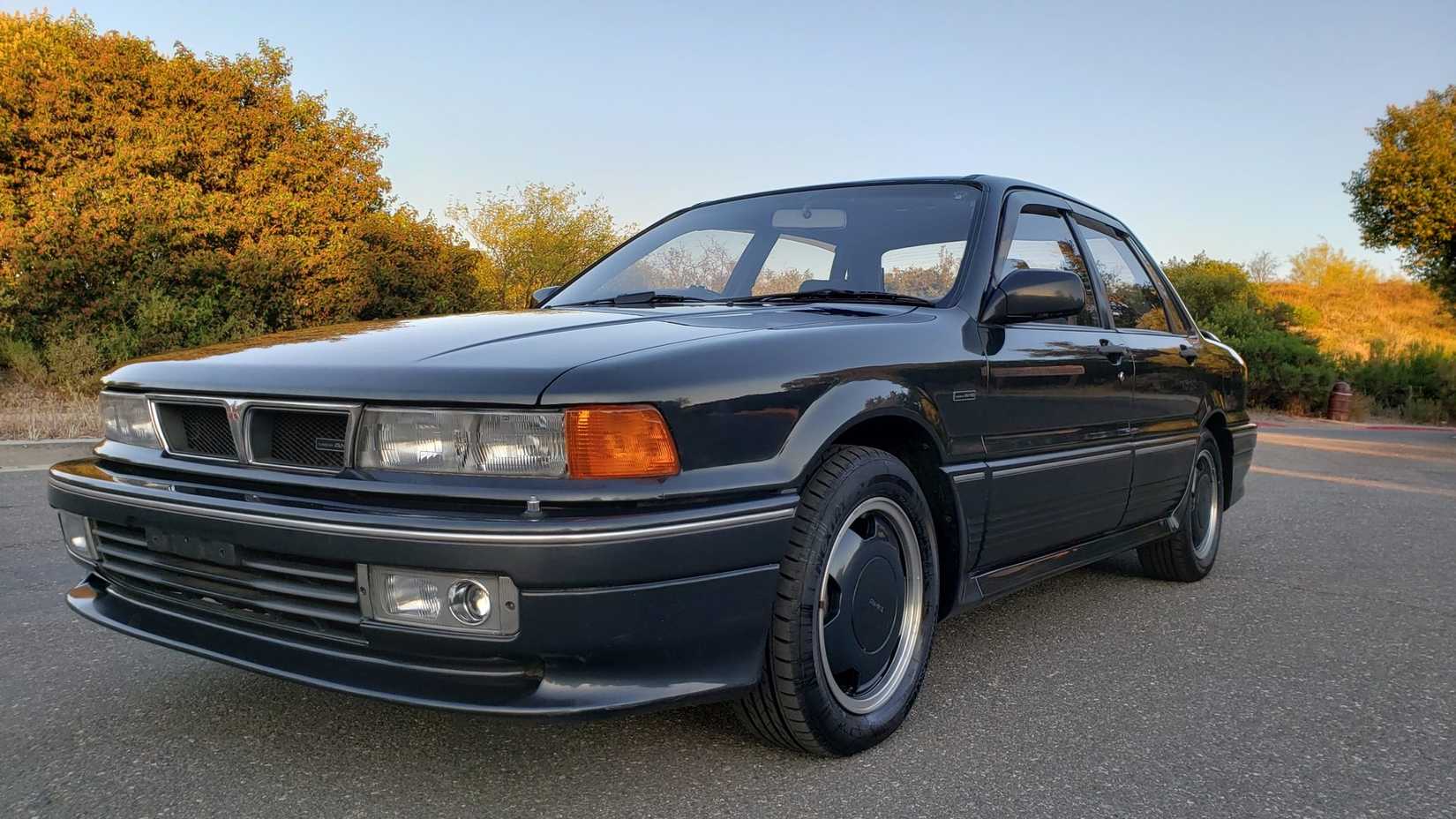 Um Mitsubishi Galant AMG Tipo II 1991 estacionado na rua