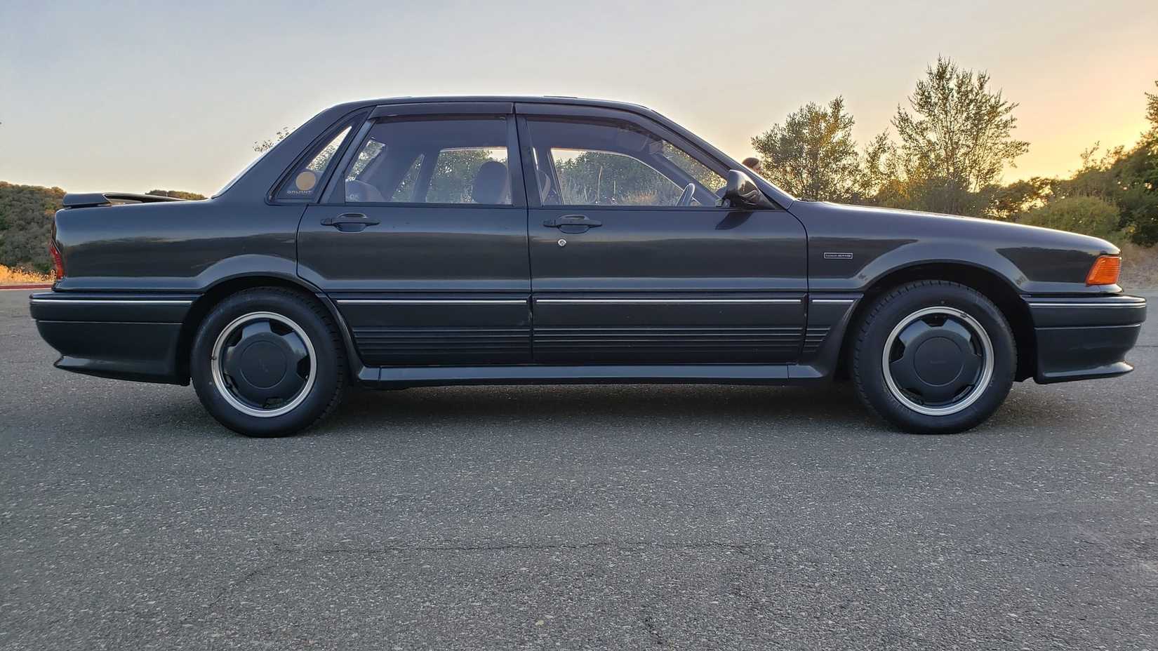 Uma foto de perfil lateral do Mitsubishi Galant AMG Tipo II 1991