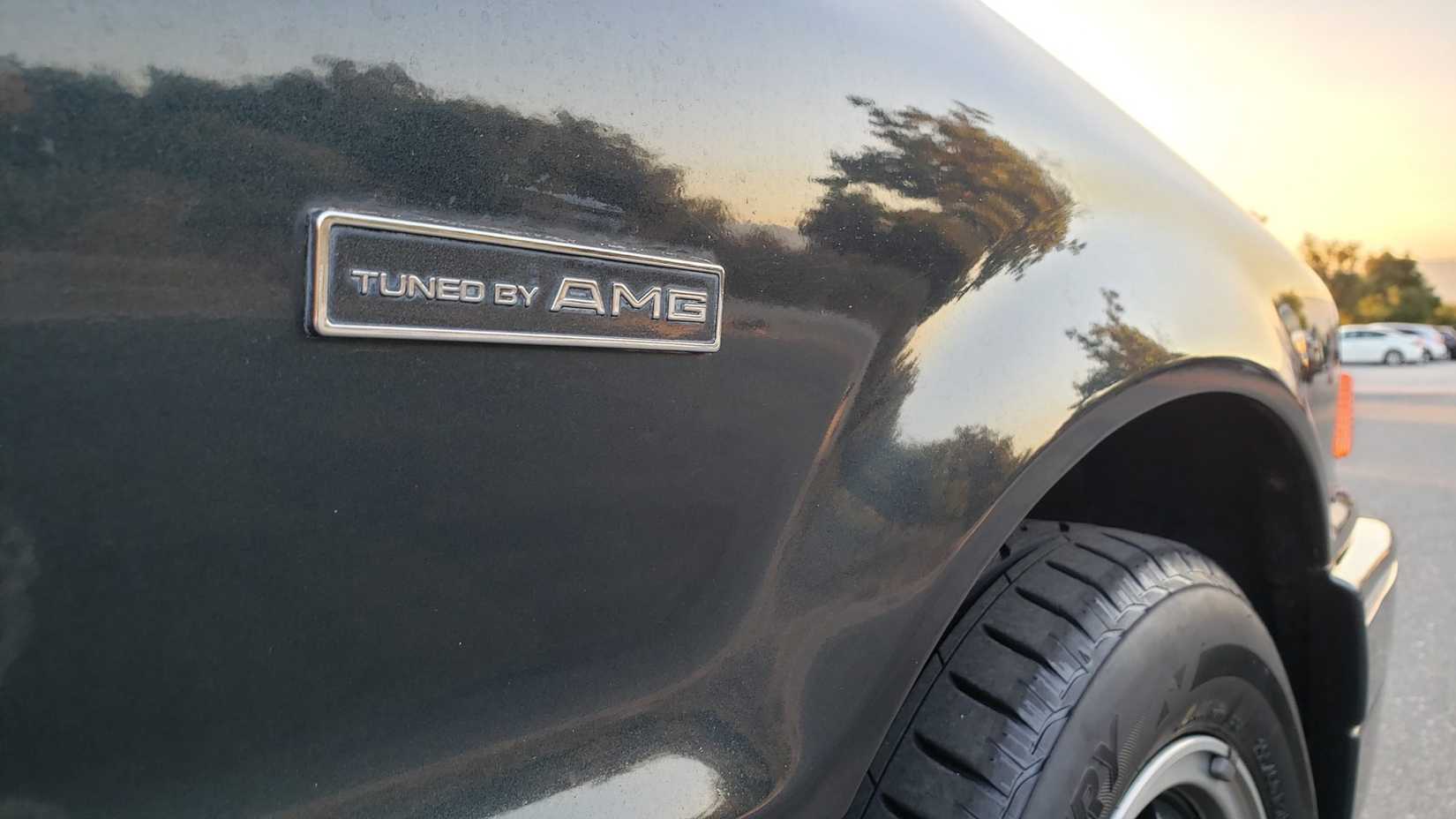 Uma foto detalhada do emblema AMG do Mitsubishi Galant AMG Tipo II 1991 no para-lama