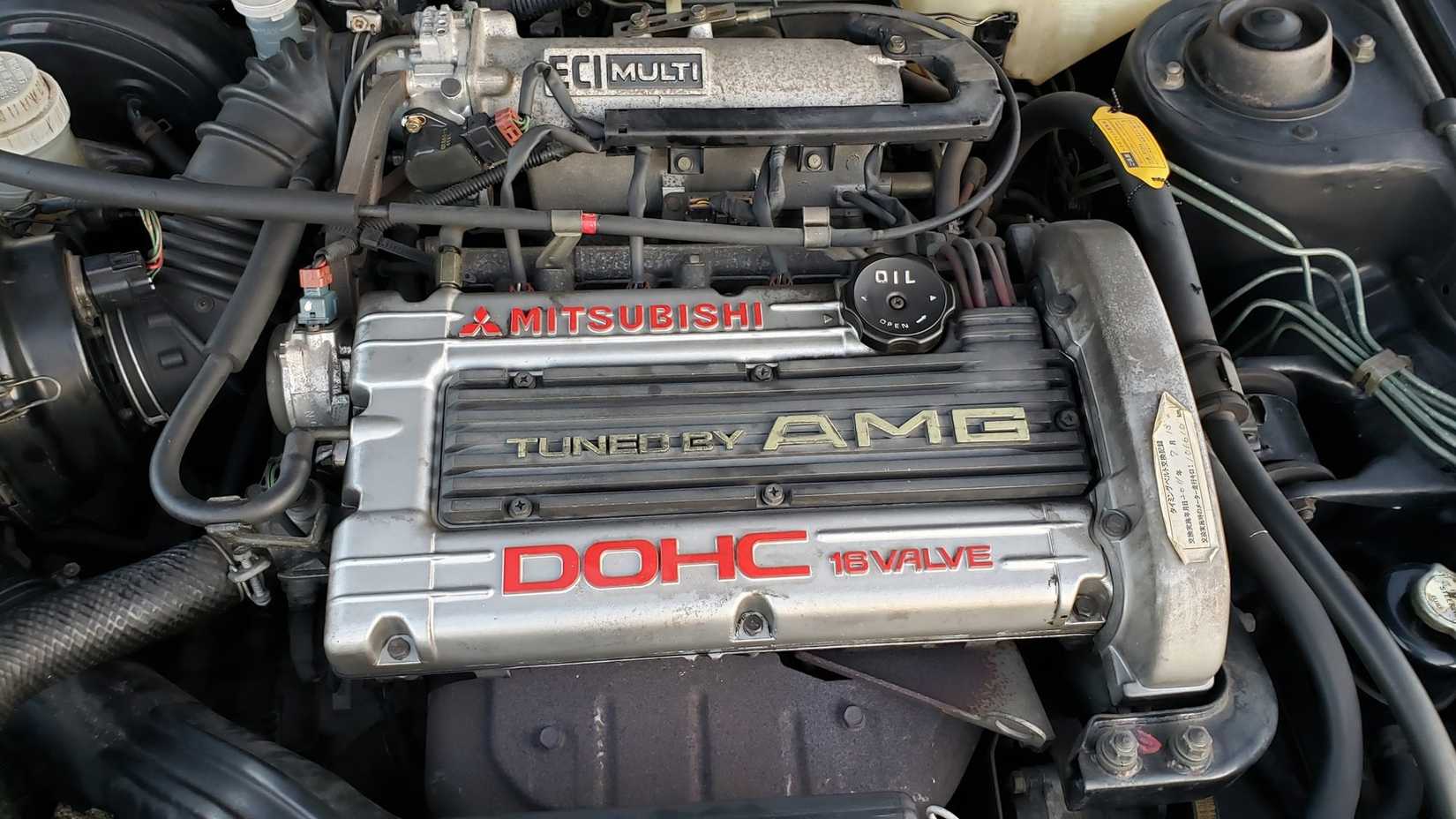 Uma foto detalhada do motor do Mitsubishi Galant AMG Tipo II 1991