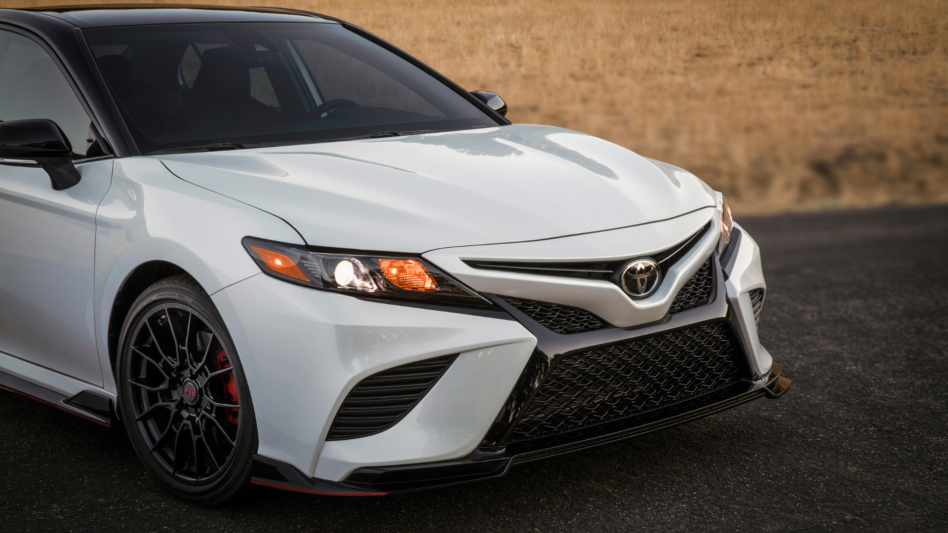 2020 Toyota Camry TRD frontal ângulo 3/4