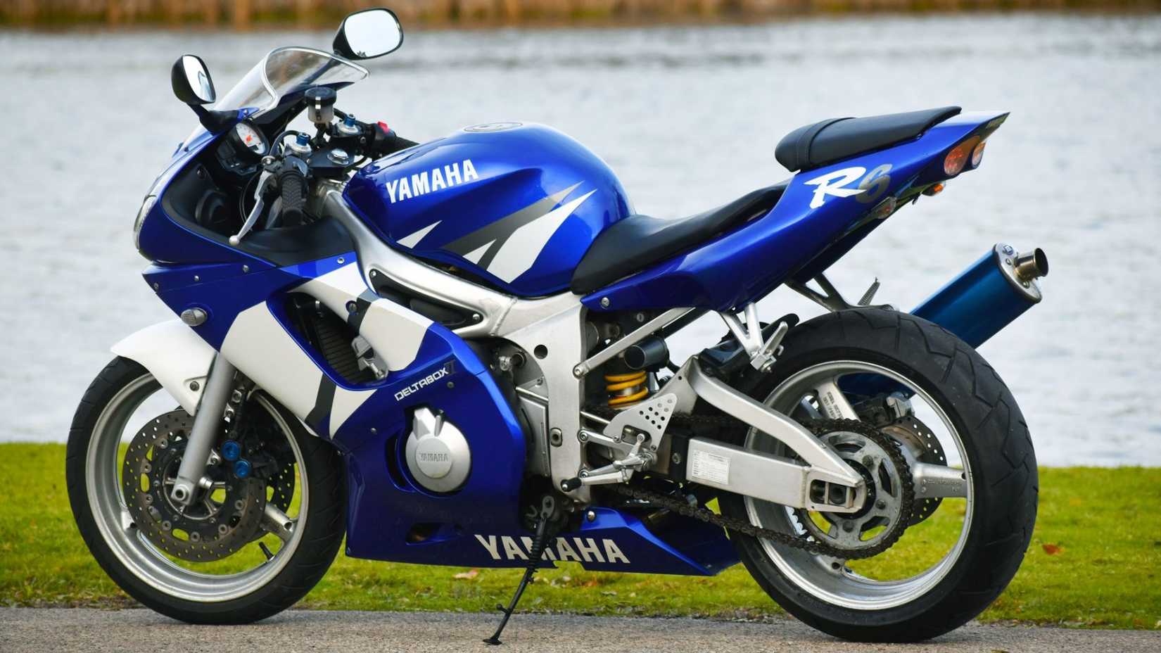 2000 Yamaha YZF-R6 parked side profile view