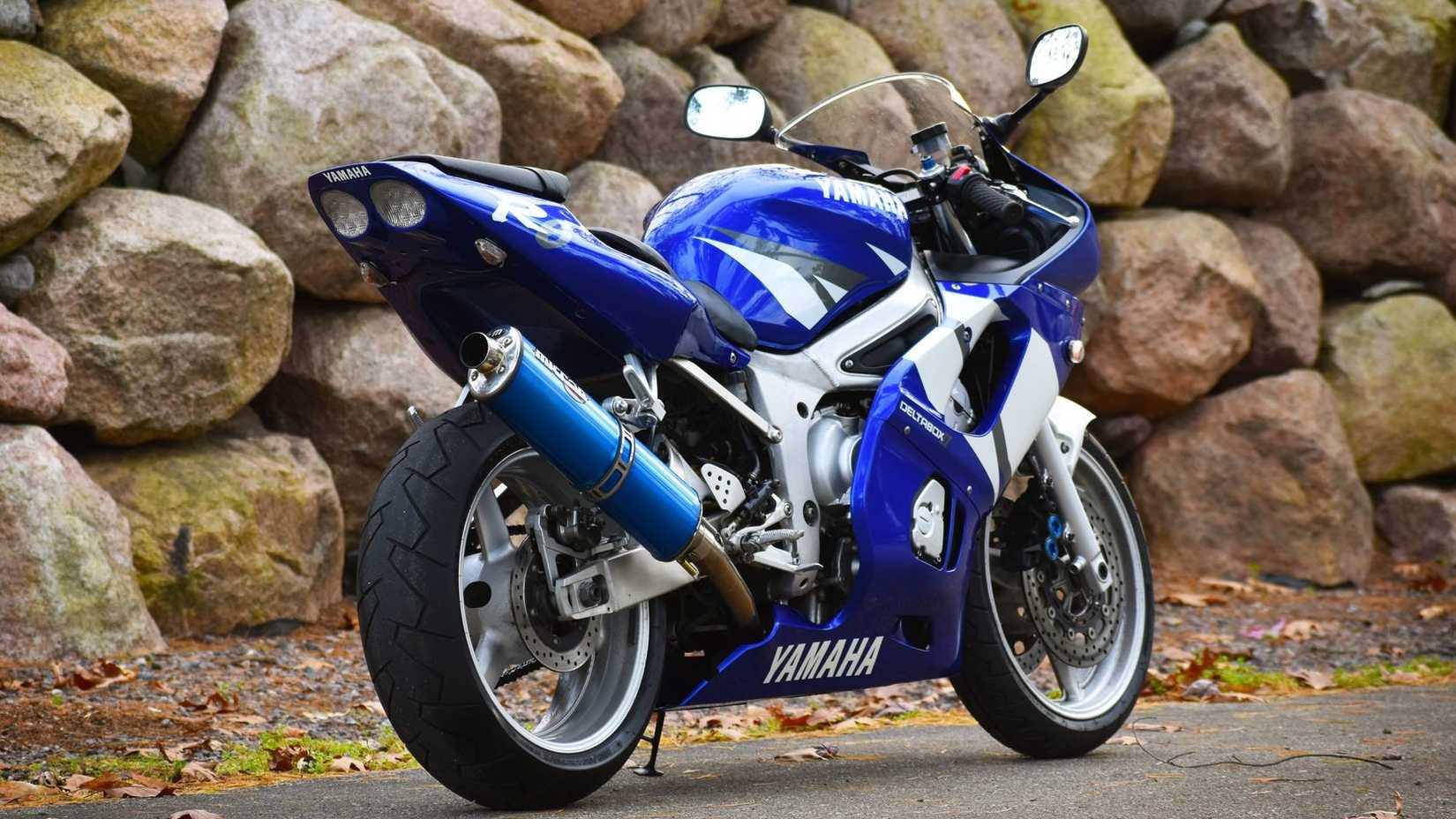2000 Yamaha YZF-R6 parked on the road rear third quarter view