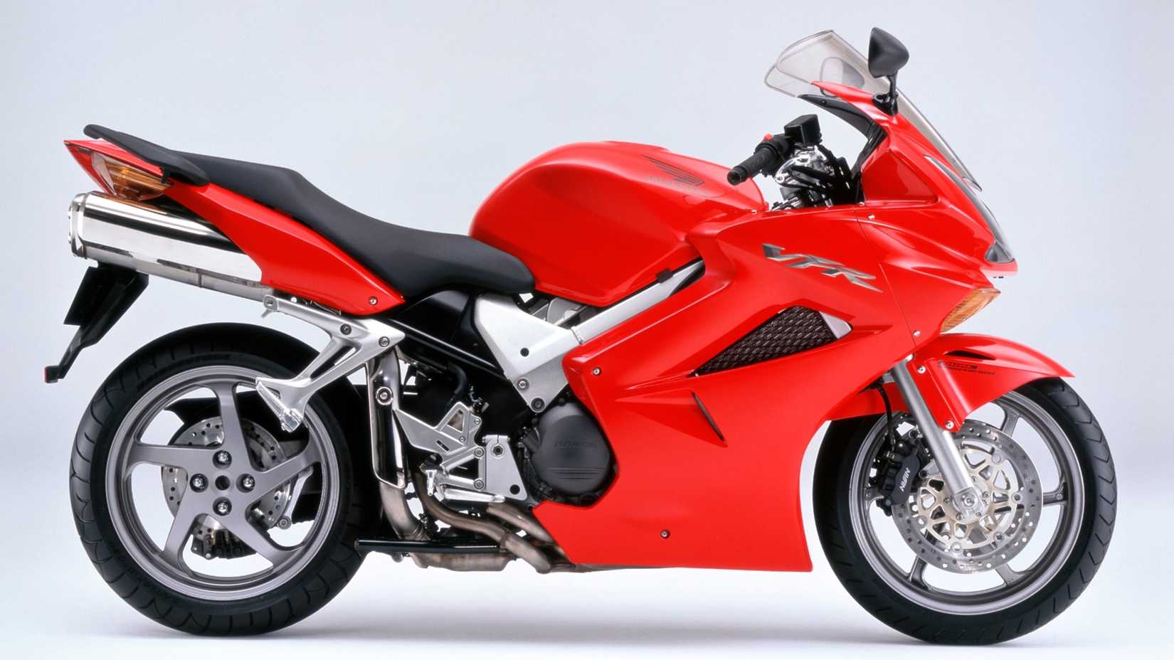 Vista lateral Honda VFR800 vermelha 2004