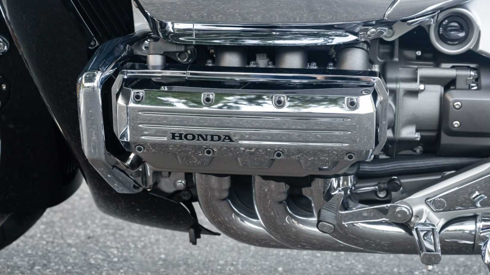 Close do motor Honda Rune de seis cilindros em 2004