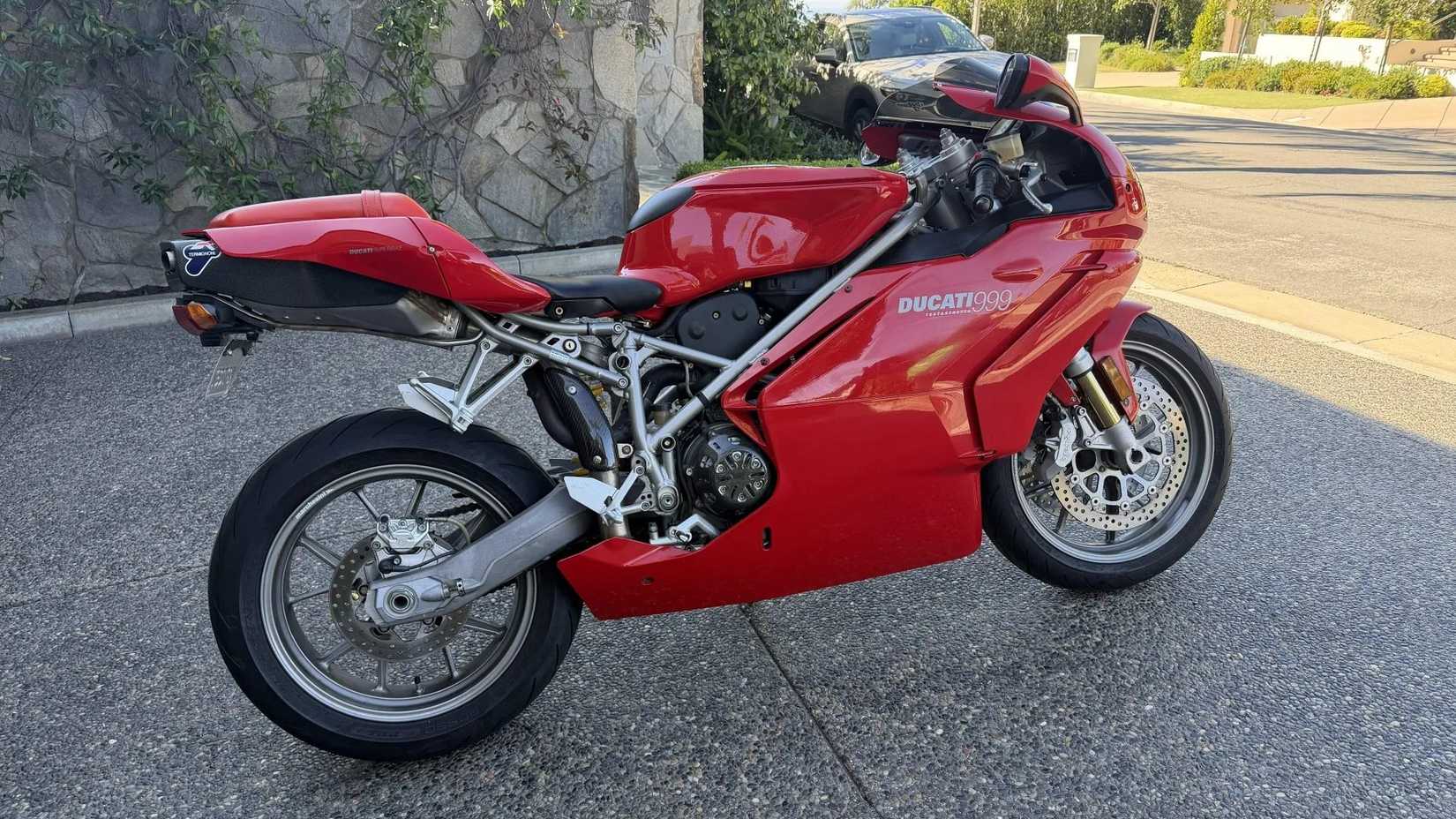 Vista lateral da Ducati 999 2006 traz um trailer
