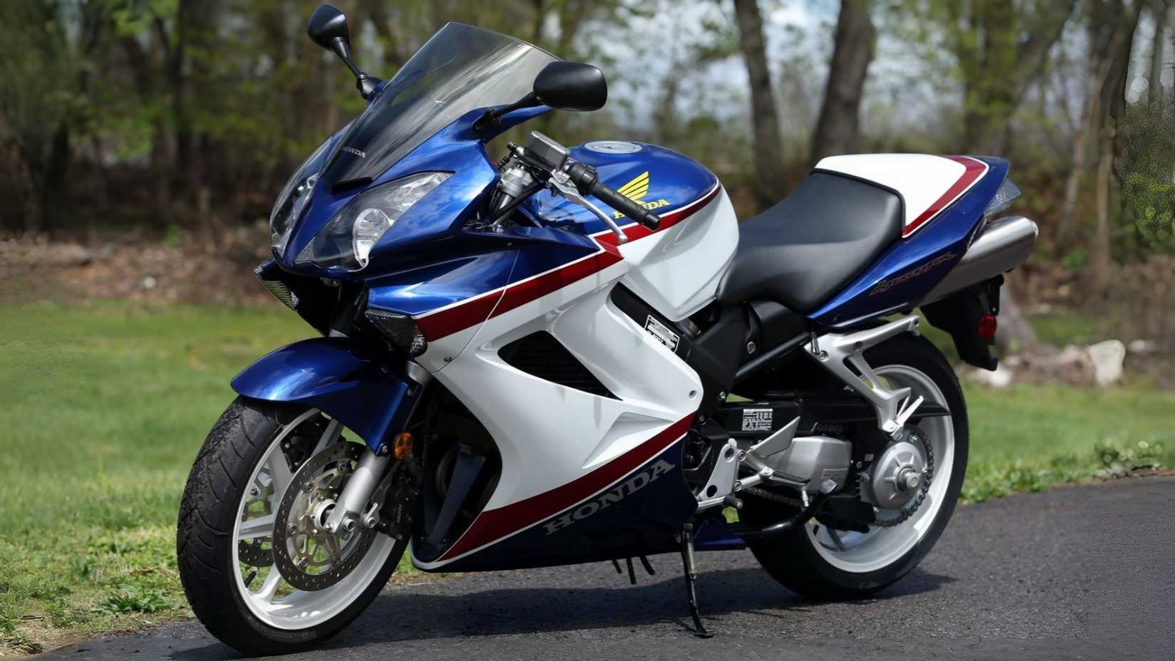2007 Honda VFR800 Interceptor 25th Anniversary Special front third quarter view