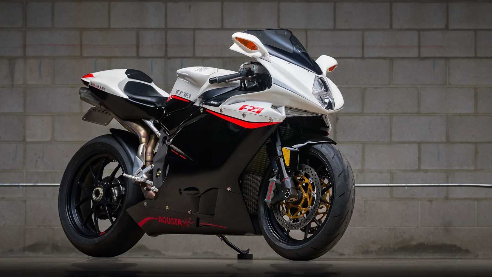 2009 MV Agusta F4 RR 312 estacionado em um armazém