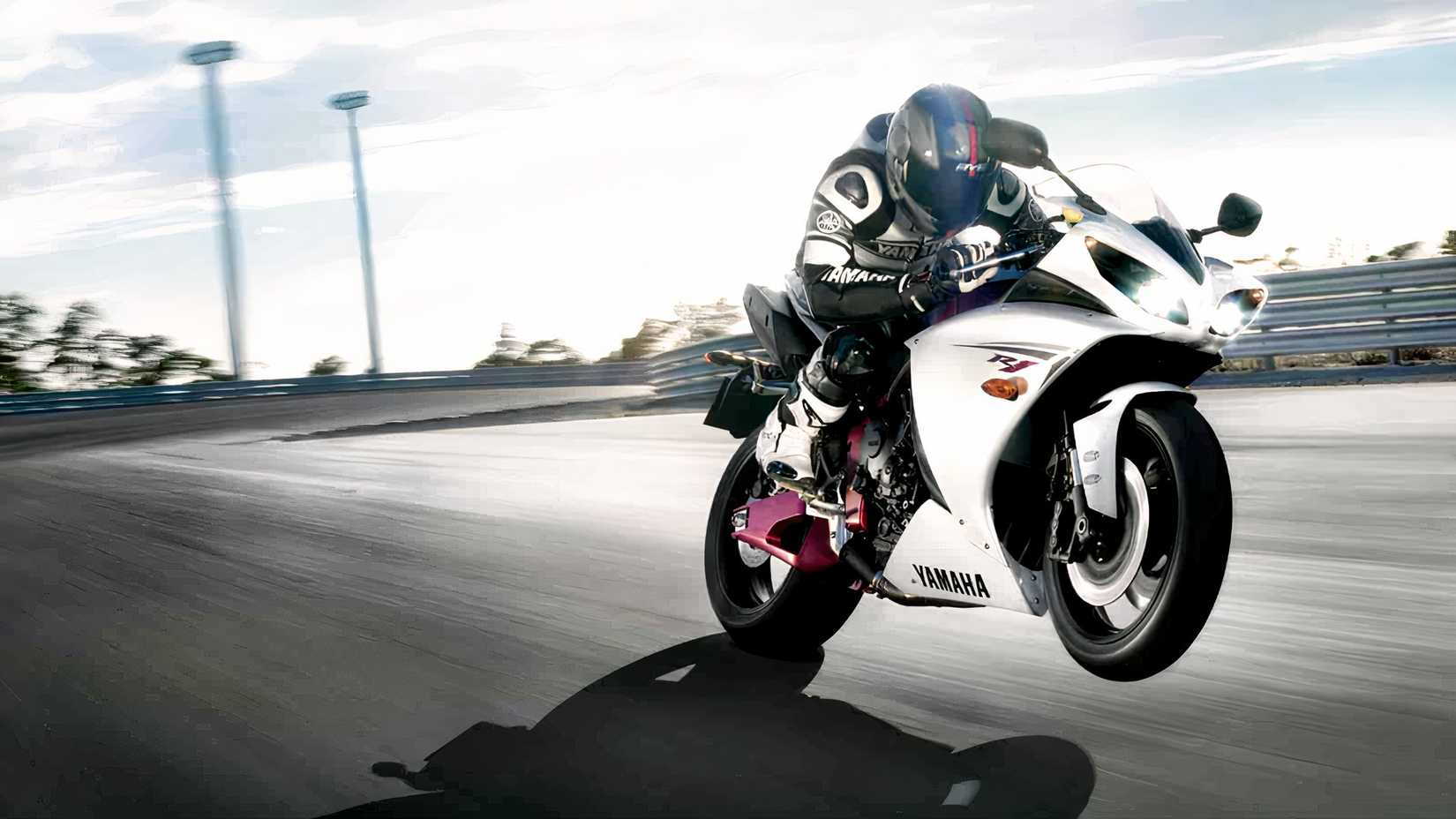2009 Yamaha R1 Wheelie na pista