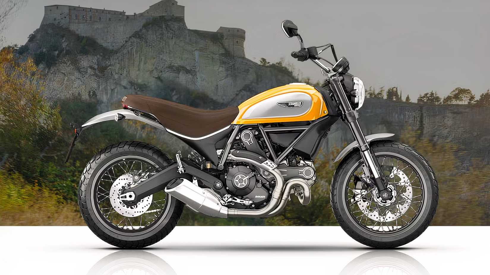 Foto de estúdio da Ducati Scrambler Classic 2015 com montanhas ao fundo