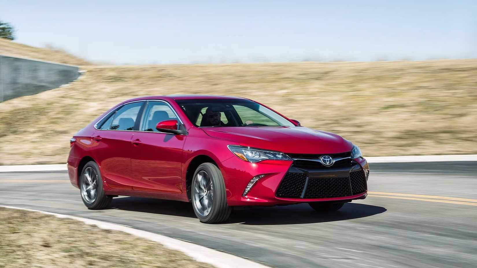 2015 Toyota Camry dirigindo