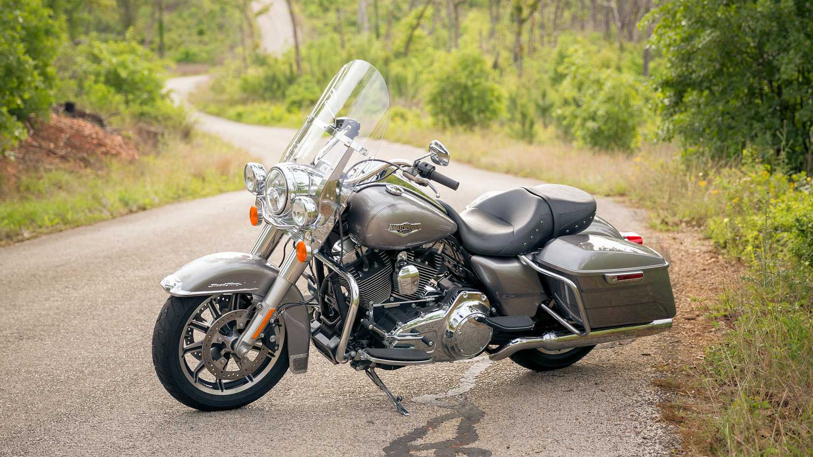 Gray 2016 Harley-Davidson Road King estacionado em uma pista