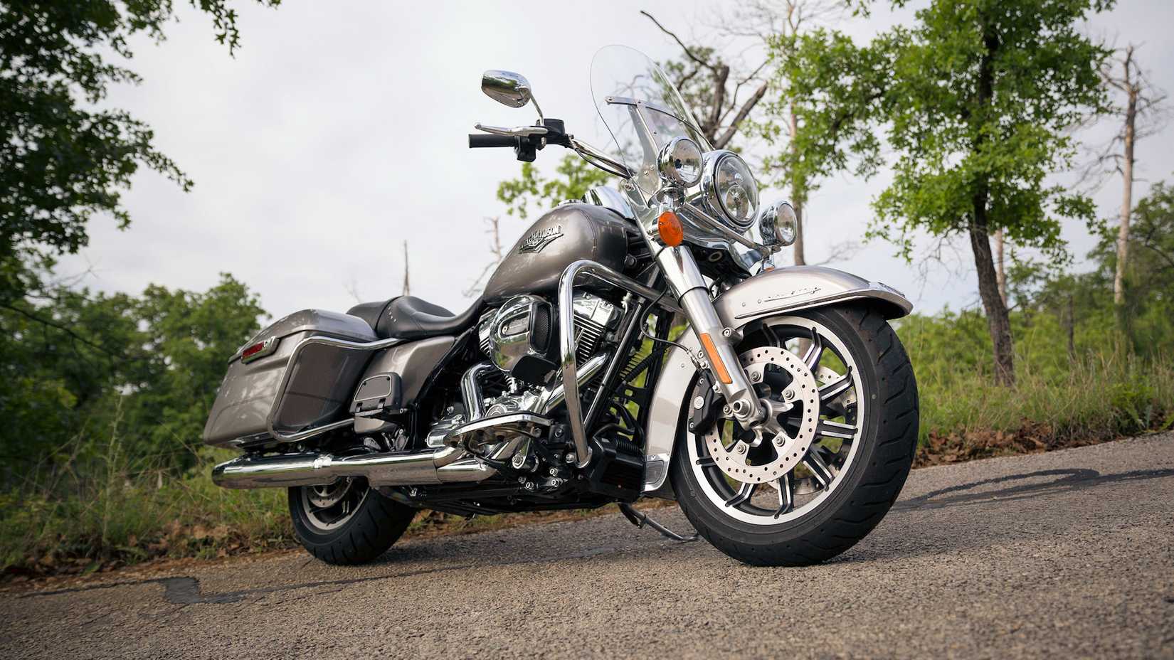 Cinza 2016 Harley-Davidson Road King estacionada na estrada