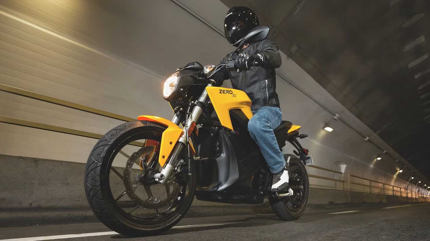 2016 Zero S em amarelo com piloto parado na saída de um túnel