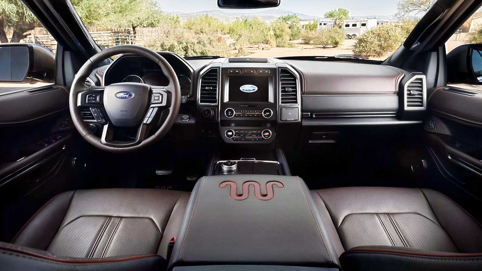 Foto do interior de um Ford Expedition 2018 mostrando o painel