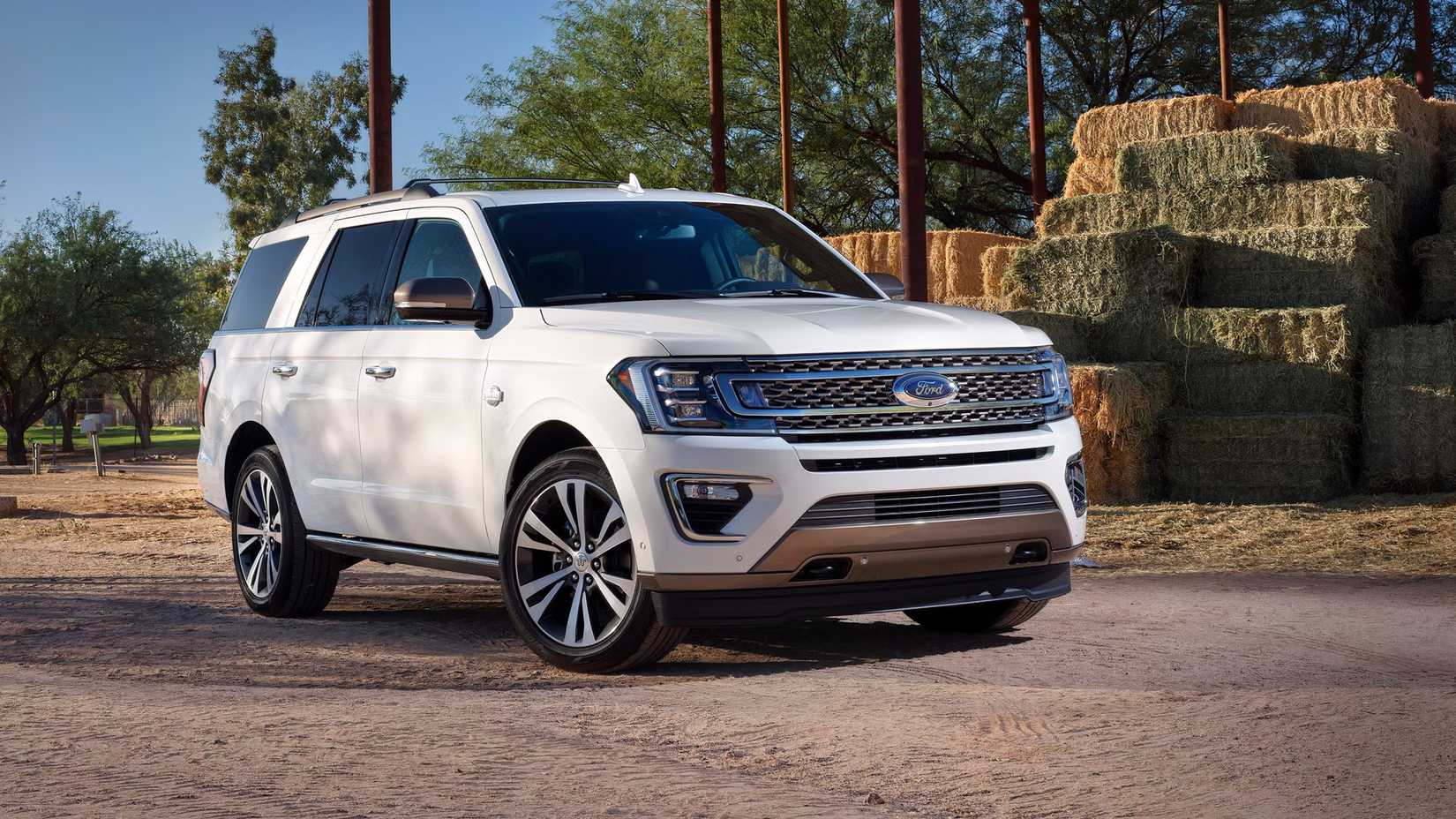 2018 Ford Expedition Front 3/4 shot estacionado na terra