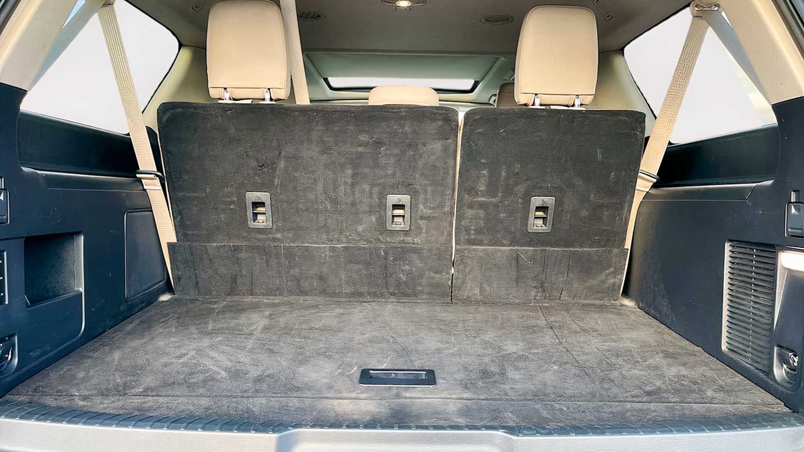 Imagem traseira de um Ford Expedition MAX 2018 mostrando Cargo Hold