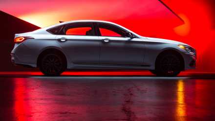 Tiro lateral branco 2018 Genesis G80 Sport estacionado em estúdio
