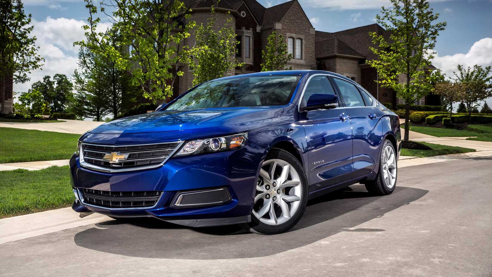 Tiro frontal do Chevrolet Impala 2019 estacionado em frente à casa