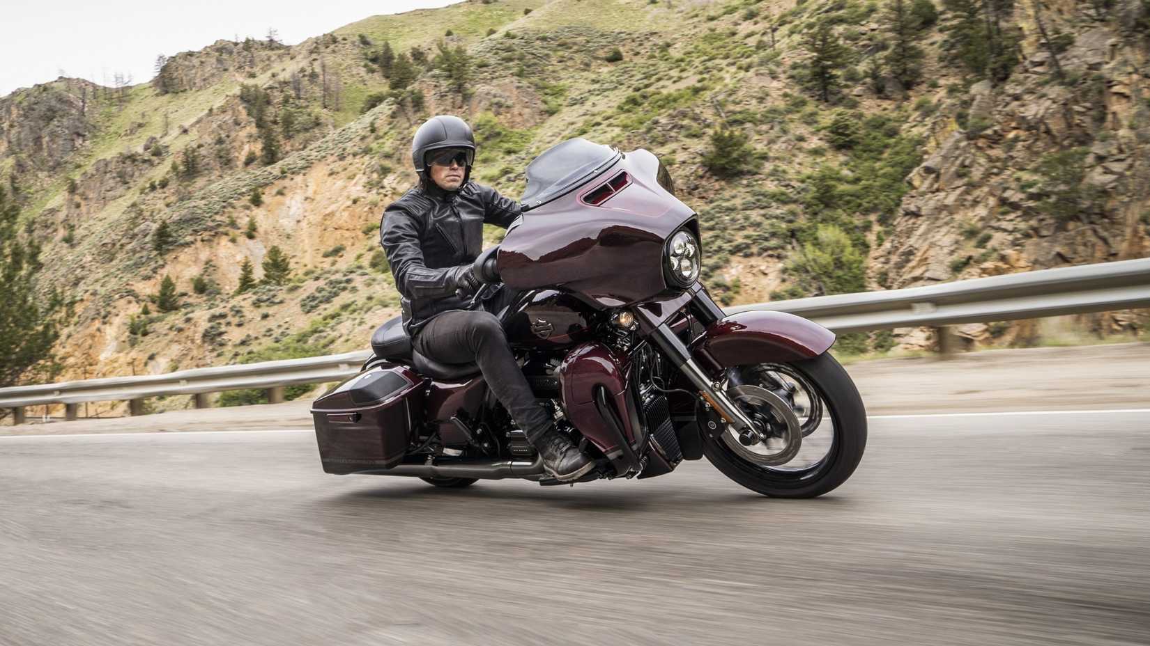 2019 Harley-Davidson CVO Street Glide andando nas colinas
